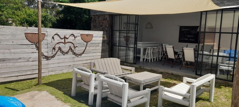 Disfrute del bosque a sólo dos cuadras de la calle principal, Casa en alquiler sobre La Barra.